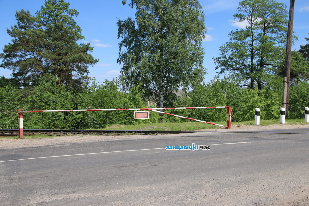 на переезде установлены шлагбаумы