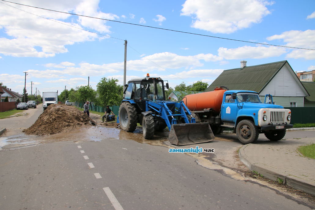 В Ганцевичах работники ЖКХ оперативно устранили порыв трубы