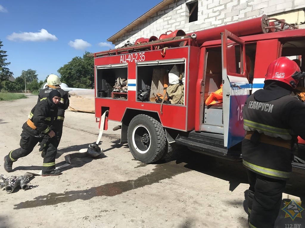 В Лунинце произошел пожар на предприятии, где делают тротуарную плитку 