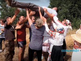 «Зажинки» в Хотыничах: сельчане подкидывали снопы и… директора