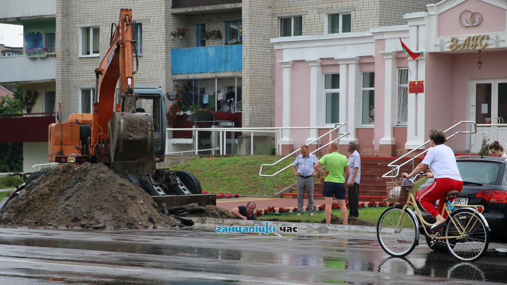 Порыв трубы по улице Октябрьской в Ганцевичах