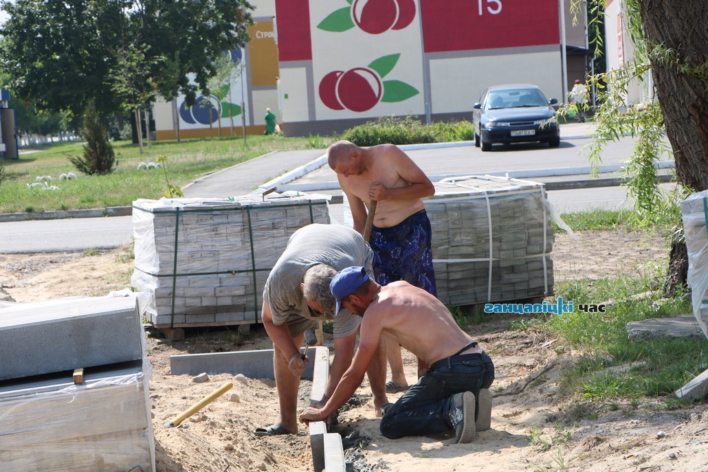 Рабочыя ставяць бардзюры на тэрыторыі міні-рынка