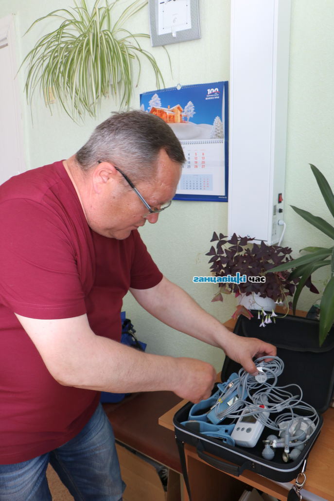 Врач общей практики Андрей Пищ работает на приёме жителей д. Любашево, а благодарные сельчане посвящают ему стихи