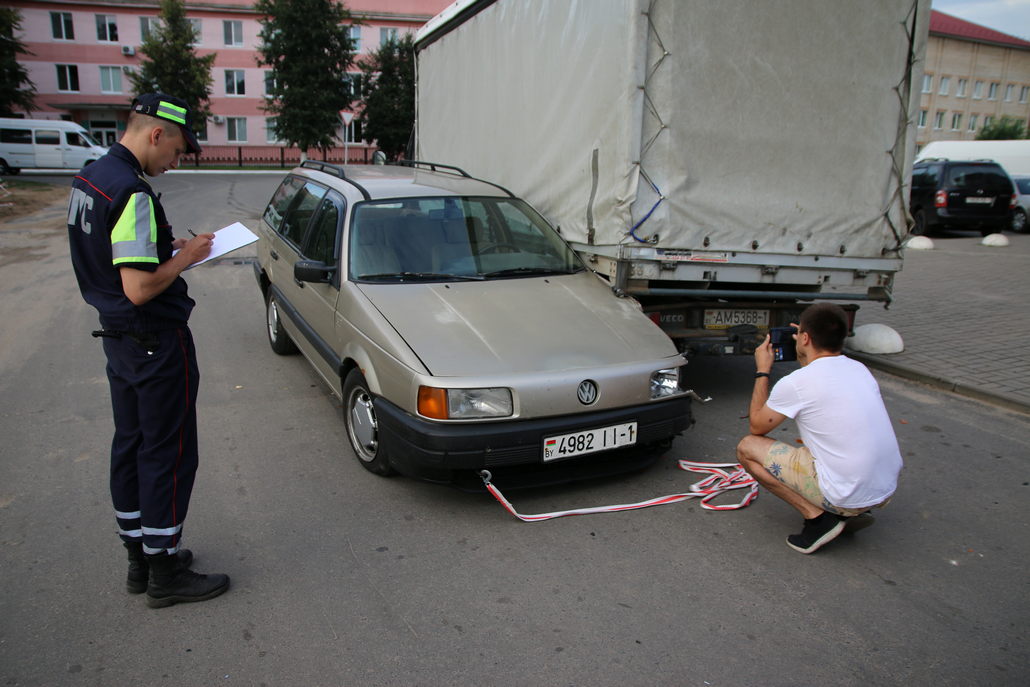 В Ганцевичах во время буксировки Passat врезался в припаркованный грузовик