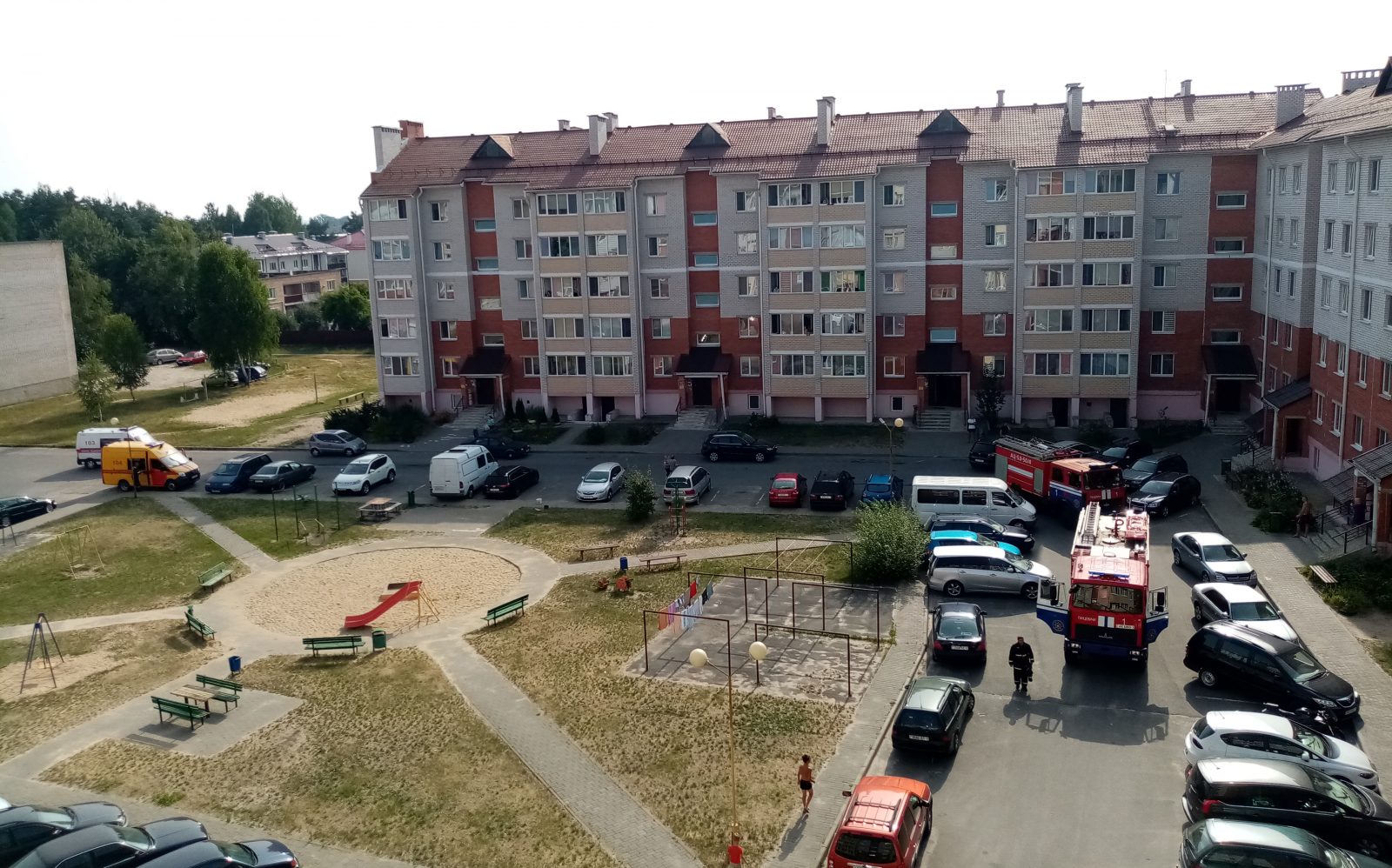 Спецслужбы прибыли на тушение пожара.