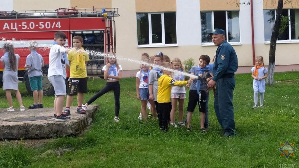 Пожарную эстафету в лагере для детей провели ганцевичские спасатели