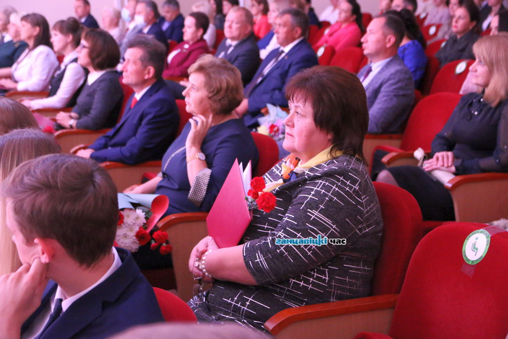 Более двадцати педагогов наградили на августовской педагогической конференции в Ганцевичах