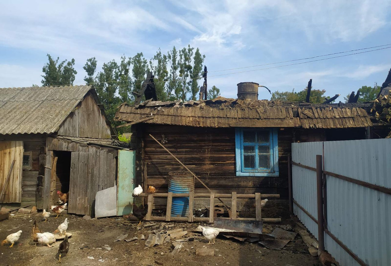 Кровля бани сгорела до приезда пожарных.
