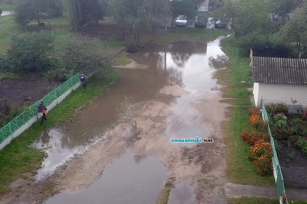 Огромная лужа после дождей на улице Садовая в Ганцевичах