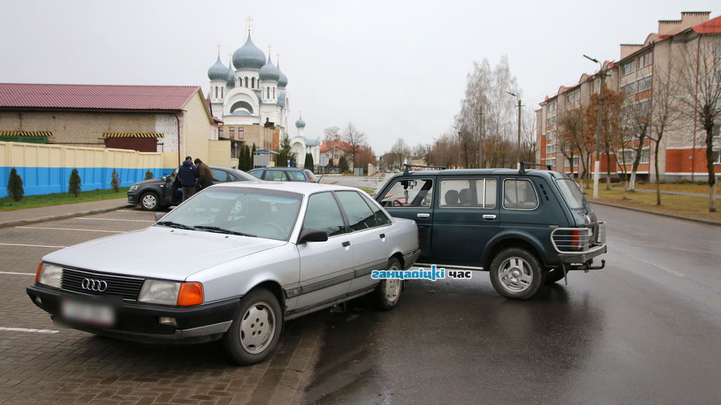 На парковке у "Копеечки" в Ганцевичах столкнулись два автомобиля