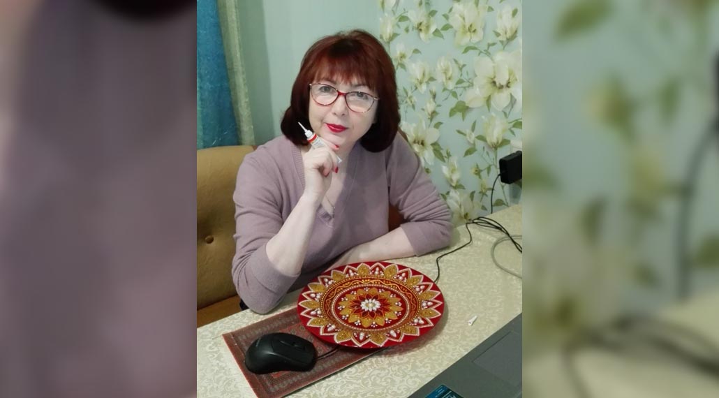 Ганцевчанка рассказала, откуда появляются новые идеи для точечной росписи изделий из стекла