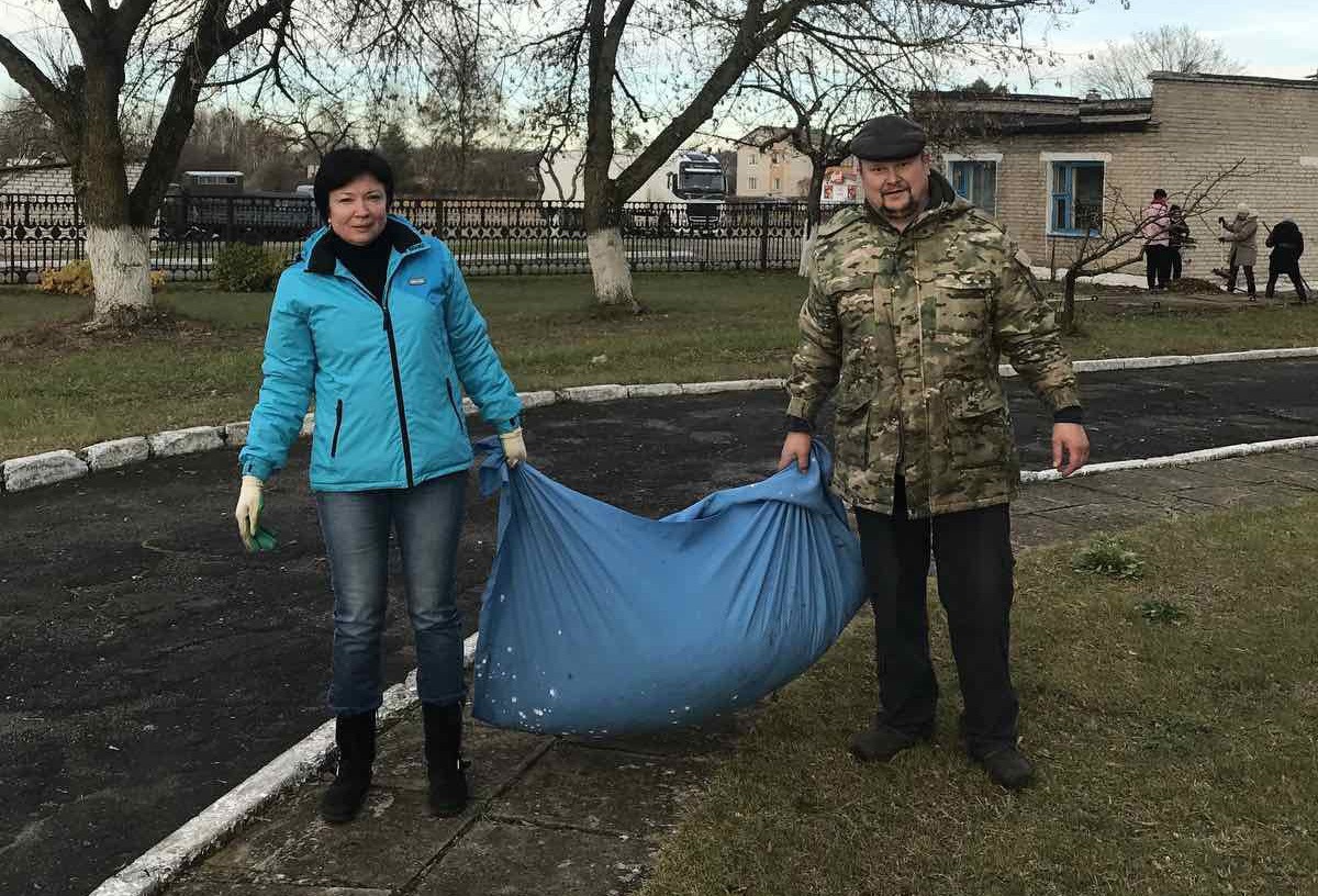 Работники Ганцевичской школы искусств навели красоту возле школы.