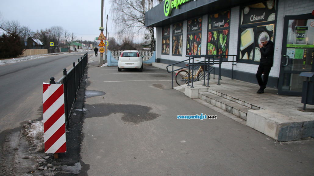«Покупатели у нас спрашивают - зачем?»: в Ганцевичах у "Евроопта" поставили забор