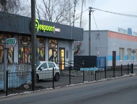«Покупатели у нас спрашивают — зачем?»: в Ганцевичах у «Евроопта» поставили забор