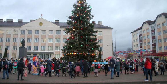 На городской площади в Ганцевичах зажгли главную новогоднюю ёлку района