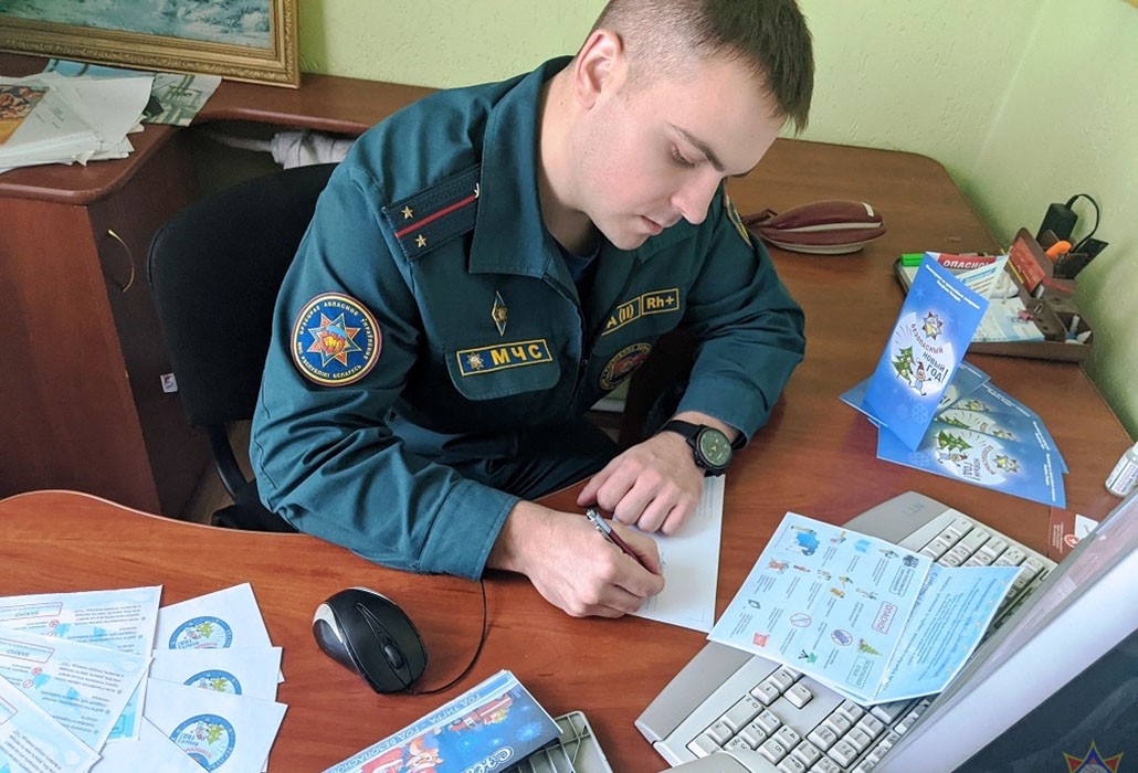 Сотрудники Ганцевичского РОЧС отправили сельчанам необычные письма.