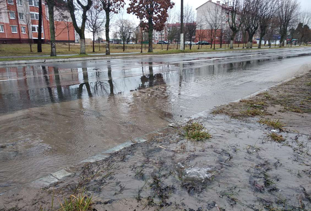 Фонтан воды бьёт из-под земли и создаёт озеро на улице Октябрьская в Ганцевичах.