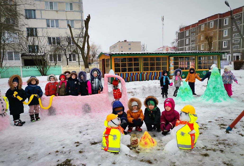 В детском саду №4 дети подружились со снежной командой спасателей.