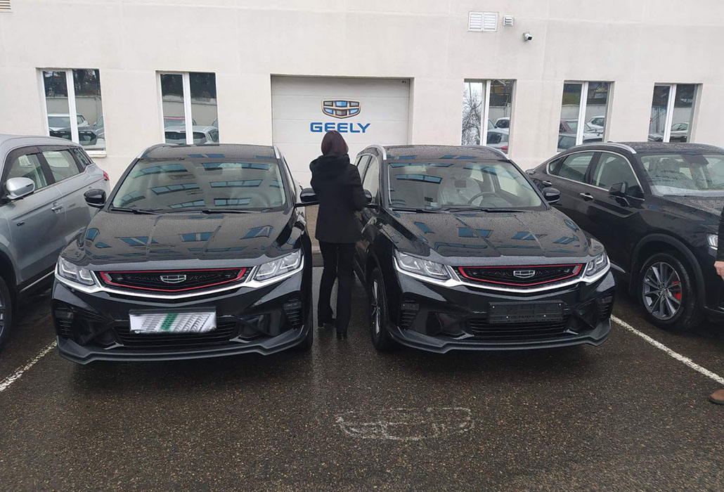 Два новых автомобиля Джили пригнали в Ганцевичский район из автосалона.