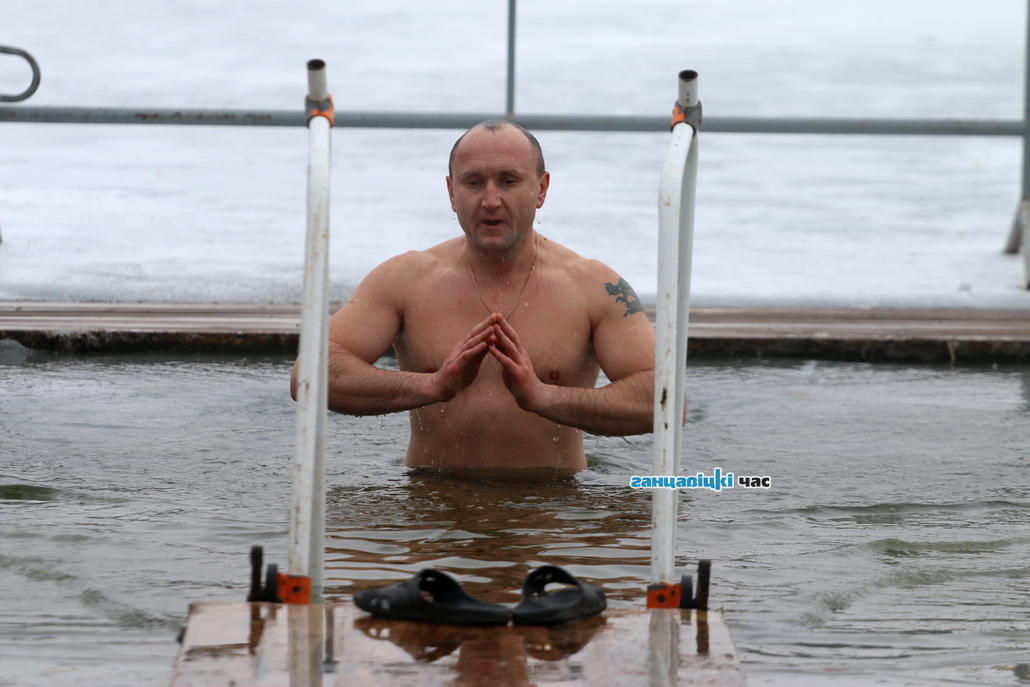 Смотрите, как окунались в прорубь и освящали воду в Ганцевичах на Крещение