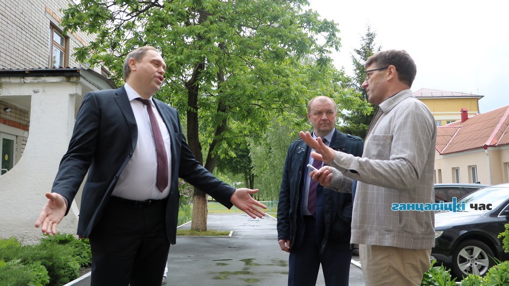 Главный редактор Пётр Гузаевский при подготовке материала о больнице общался с прежним министром здравоохранения Владимиром Караником.