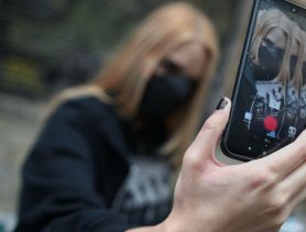 В Лунинце девочка снимала ролик для TikTok и выпала из окна