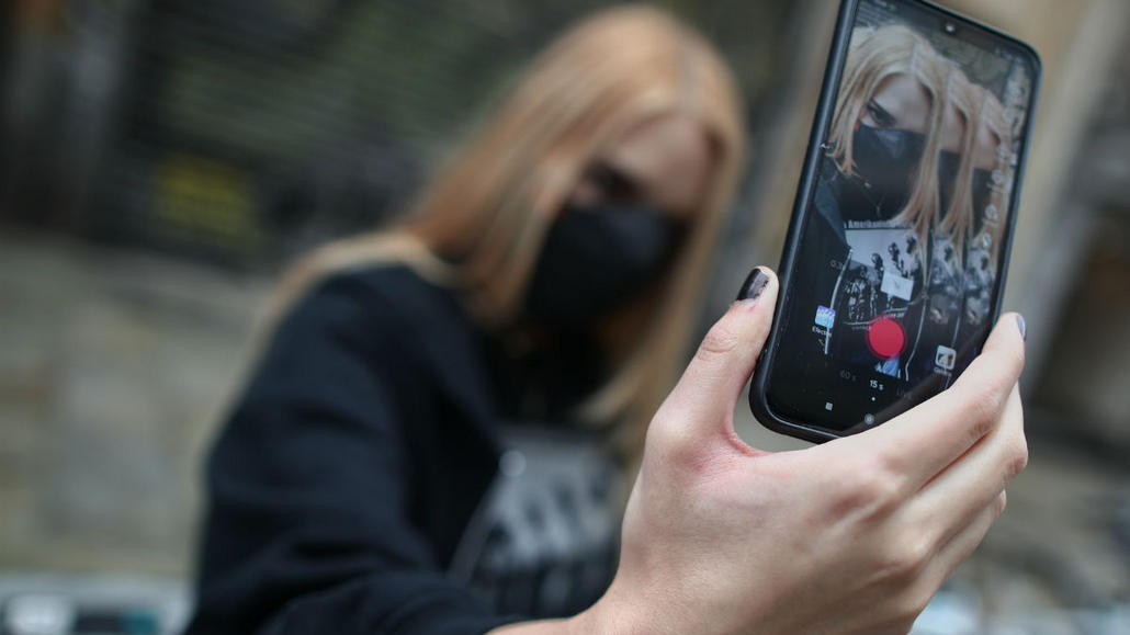 В Лунинце девочка снимала ролик для TikTok и выпала из окна