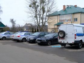 «Очень много милиции»: в одном из дворов в Ганцевичах горожане насчитали 4 спецмашины