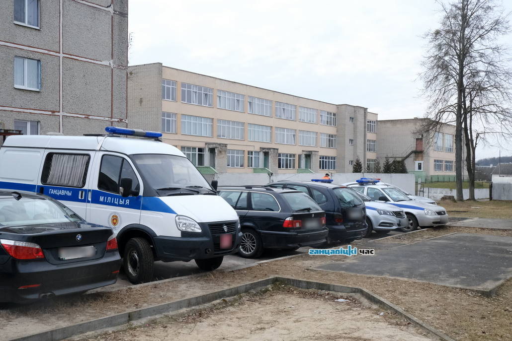 "Очень много милиции": в одном из дворов в Ганцевичах горожане насчитали 4 спецмашины