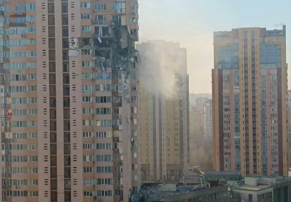 Утром 26 февраля ракета попала в жилой дом в Киеве