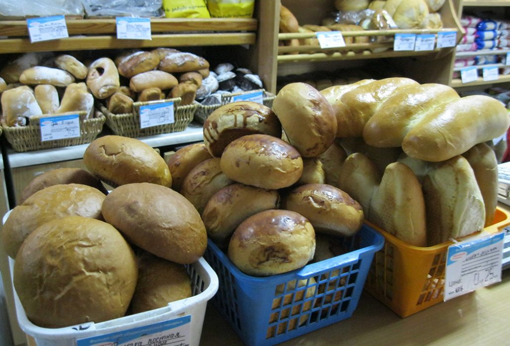 Для школьников закупают тонны хлебобулочных изделий и молочных продуктов.