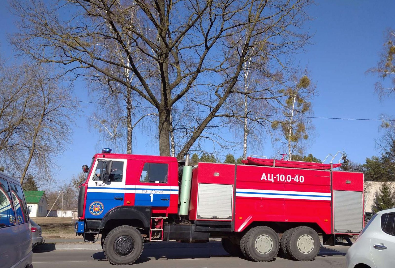 Пожарный автомобиль в городе Ганцевичи поспешил на тушение очага за магазин Евроопт.