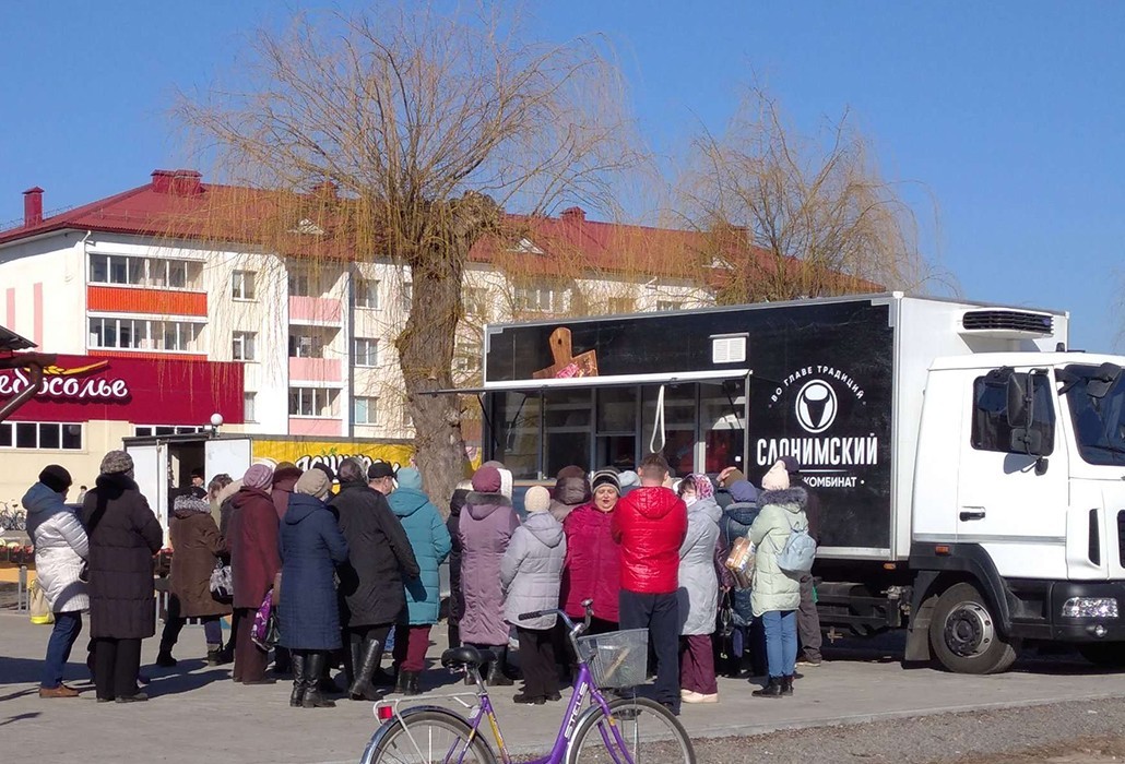 Раньше автолавка Слонимского мясокомбината торговала в Ганцевичах по средам. В очередь за продукцией становилось около ста человек.