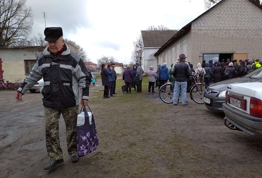 Около сотни жителей Ганцевичского района собрались в очередь для получения гуманитарной помощи в виде джема.