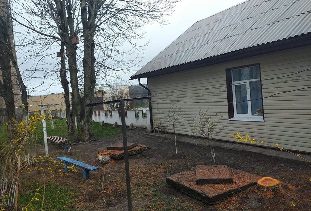 Во дворе по ул. Гагарина,6 в Ганцевичах вырезали два дерева, что расстроило жильцов.