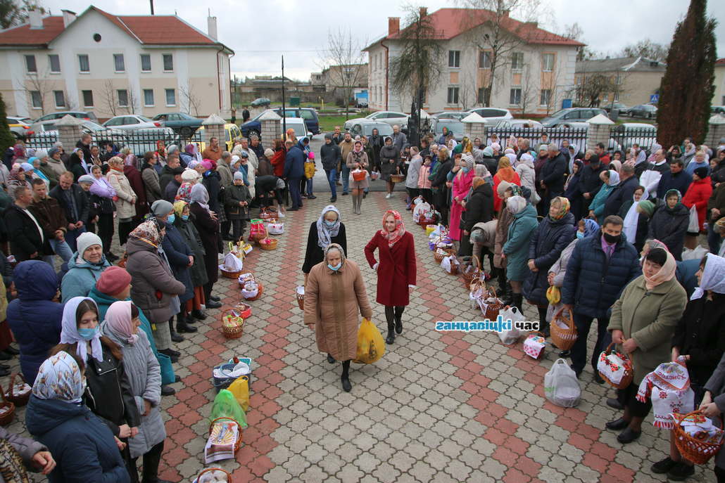 Как в канун Пасхи в Ганцевичах освящали куличи и яйца / фото: Сергей Багров