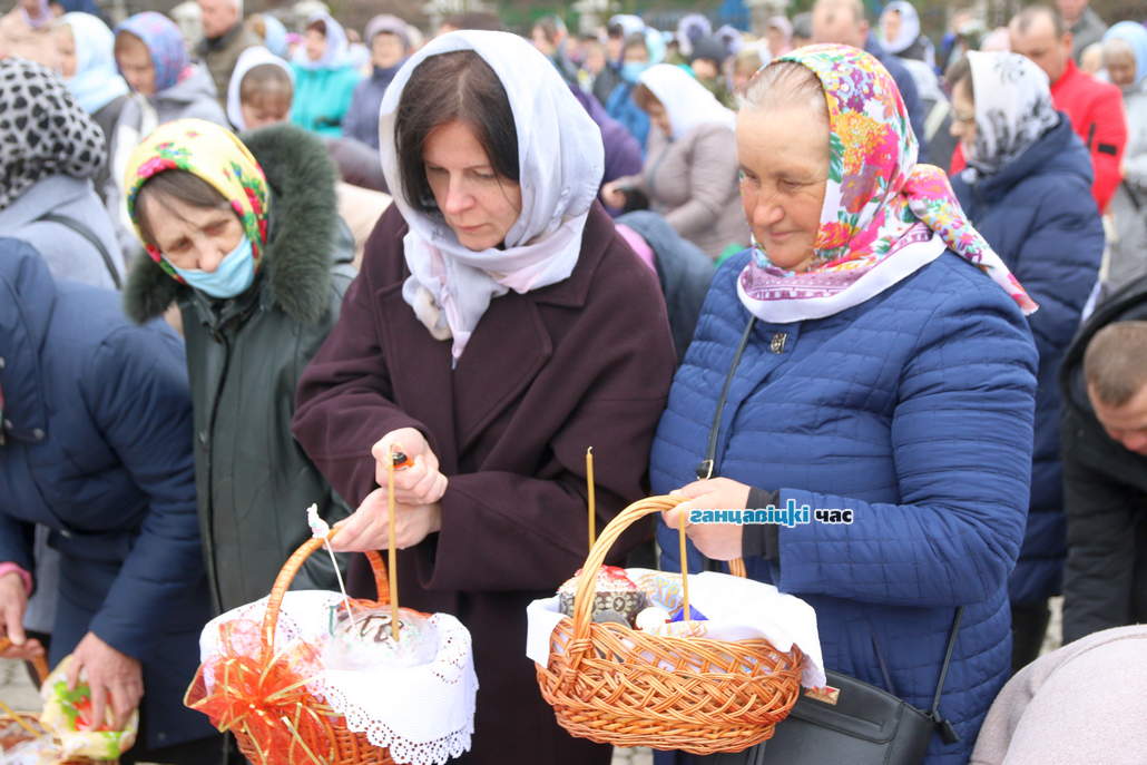 Как в канун Пасхи в Ганцевичах освящали куличи и яйца / фото: Сергей Багров