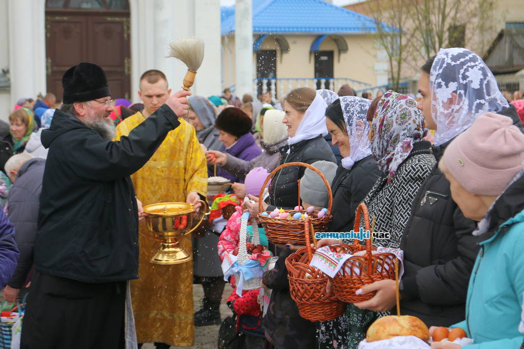 Как в канун Пасхи в Ганцевичах освящали куличи и яйца / фото: Сергей Багров
