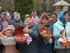 Как в канун Пасхи в Ганцевичах освящали куличи и яйца
