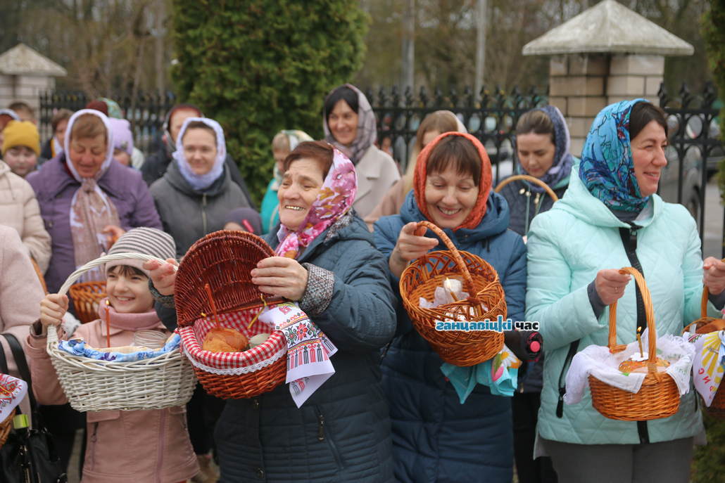 Как в канун Пасхи в Ганцевичах освящали куличи и яйца