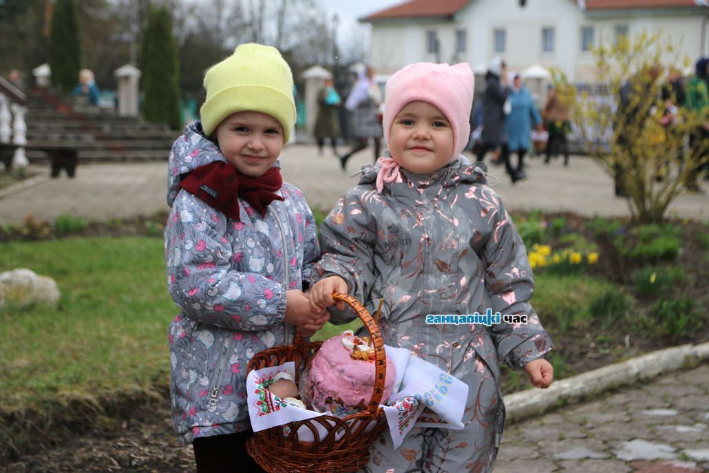 Как в канун Пасхи в Ганцевичах освящали куличи и яйца
