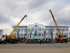 Наконец-то погуляем! В Ганцевичах на площади установили сцену к майским праздникам