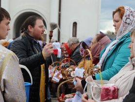 В Ивацевичах к церкви пришли тысячи людей