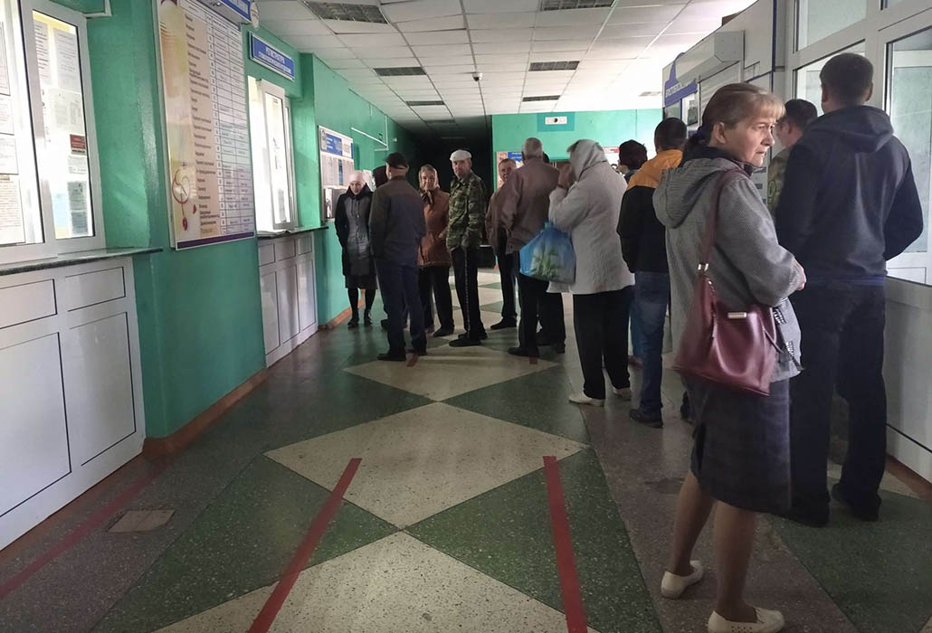 Десятки ганцевчан приходят к открытию поликлиники за талонами к стоматологу.