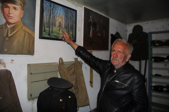 Анатолий Желудко пишет картины на историческую тематику, отражает архитектуру Полесья