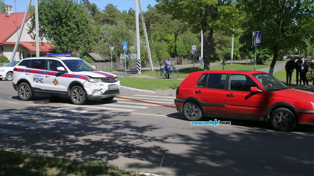 Автомобиль спасателей на вид практически не пострадал. Однако своим ходом уехать он так и не смог