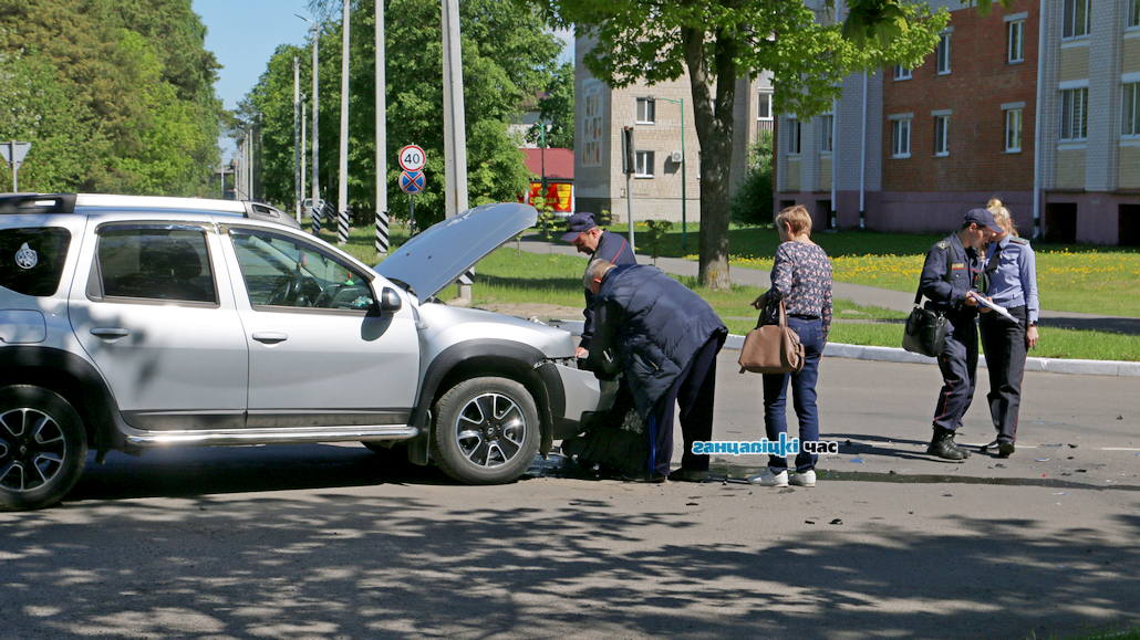 водителю и пассажирке авто Renault Duster, после того, как они собрали разбитые детали с дороги, ничего не оставалось, как дожидаться эвакуатор