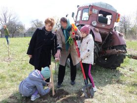 Дети радовались, а женщины не сдерживали слёз, когда в Круговичах сажали сад Мечты