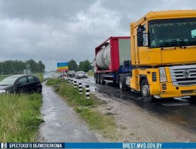 В Берёзе фура отбросила легковушку в кювет