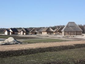 В Березовском районе выставлена на торги этнодеревня, которую строил олигарх